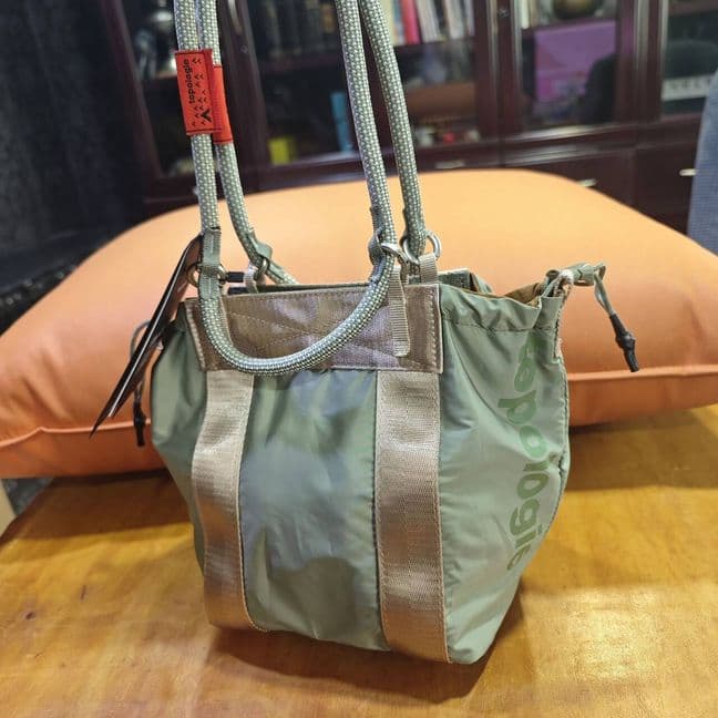 Topologie オリーブグリーン ナイロンショルダーバッグ大容量 旅行バッグ Topologie（トポロジー）の「Topologie / Tinbox ( バッグ単体