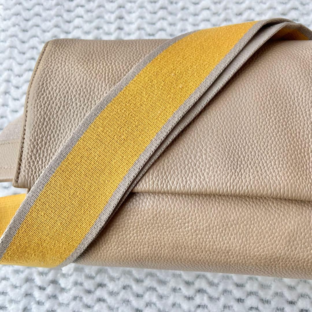 イアパピヨネ 《本革》ベージュ ワイドテープショルダーバッグ ボディバッグ