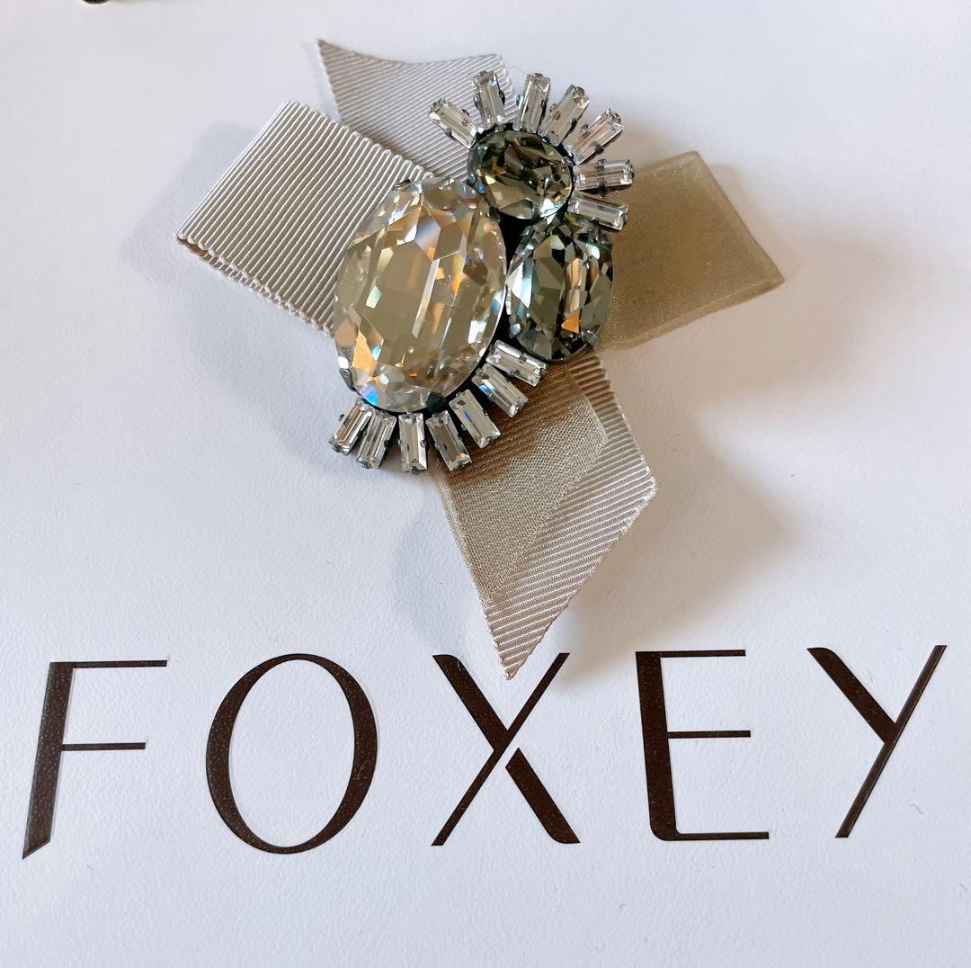 FOXEY リボン付きクリスタルブローチ - メルカリ