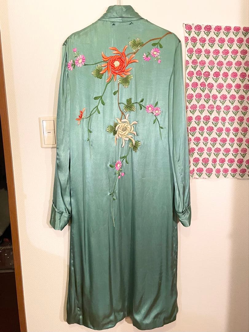 専用　Sunny Vintage ミントグリーンサテン 花柄刺繍 チャイナガウン チャイナ服 花柄刺繍入りチャイナドレス ドレス|チャイナ服専門通販 Chinii