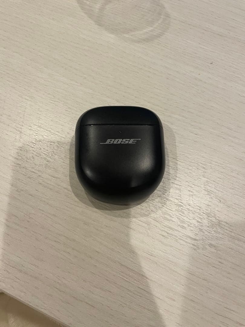 Bose ワイヤレスイヤホン ブラック 本体と充電ケース QC Earbuds II用のカラビナ付きシリコン製イヤホン保護キャリーケース
