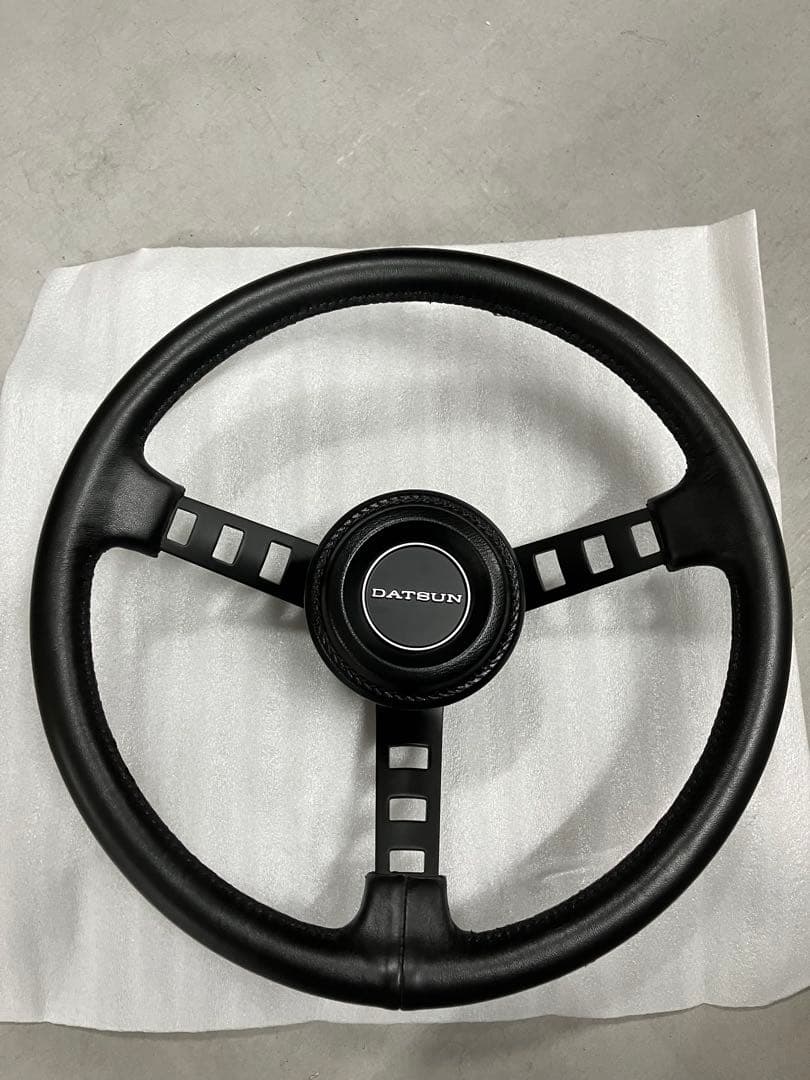【在庫処分】DATSUN レプリカ ステアリング ハンドル・ホーンパット付き ダットサン コンペ レプリカ ステアリング【ホーンボタン/パッド