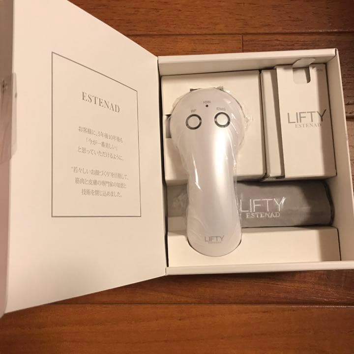 健康コーポレーション エステナードリフティ 驚きのハリ感！大人気美顔器「エステナードリフティ」を試してみた