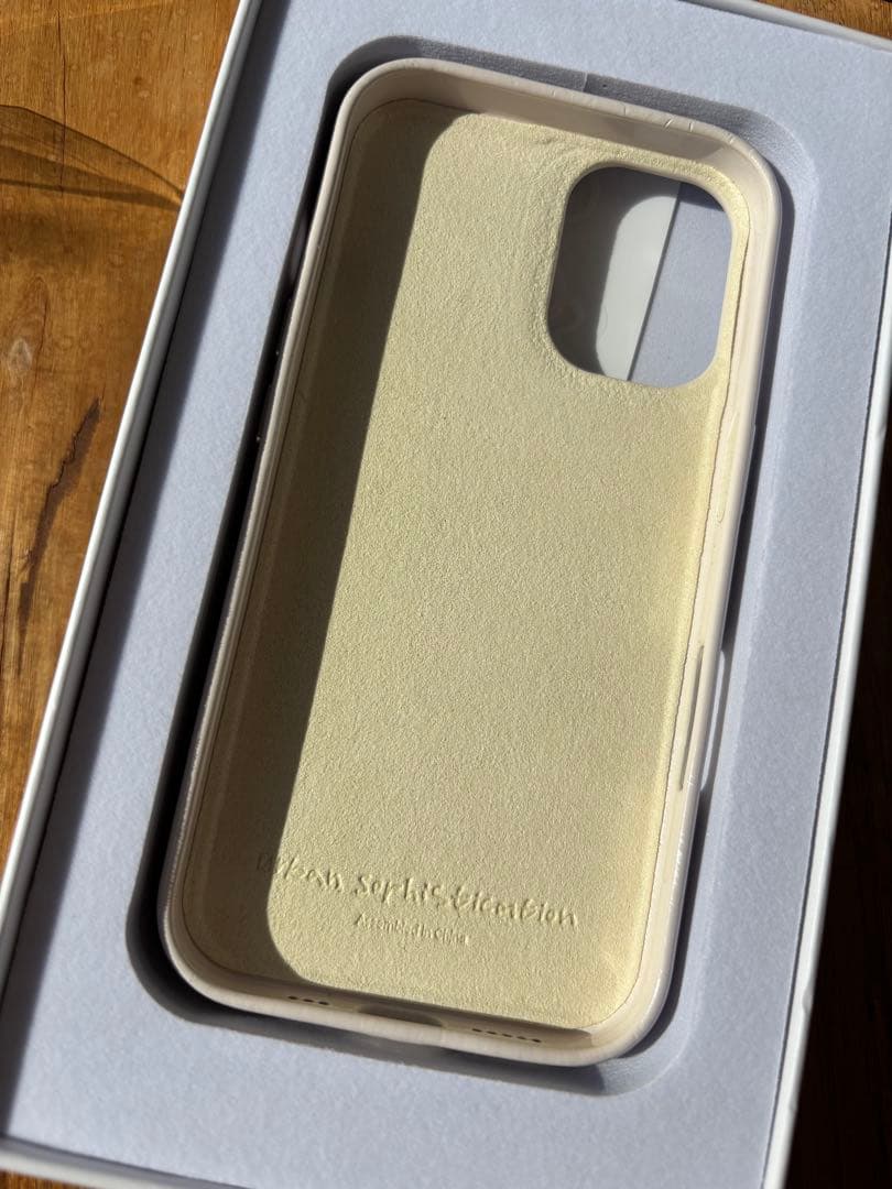 The Puffer Case - Oat Milk / iPhone 16用 - メルカリ