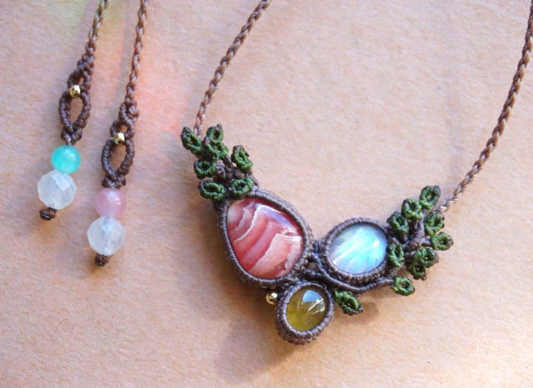 《森の妖精のネックレス》インカローズ　レインボームーンストーンマクラメネックレス