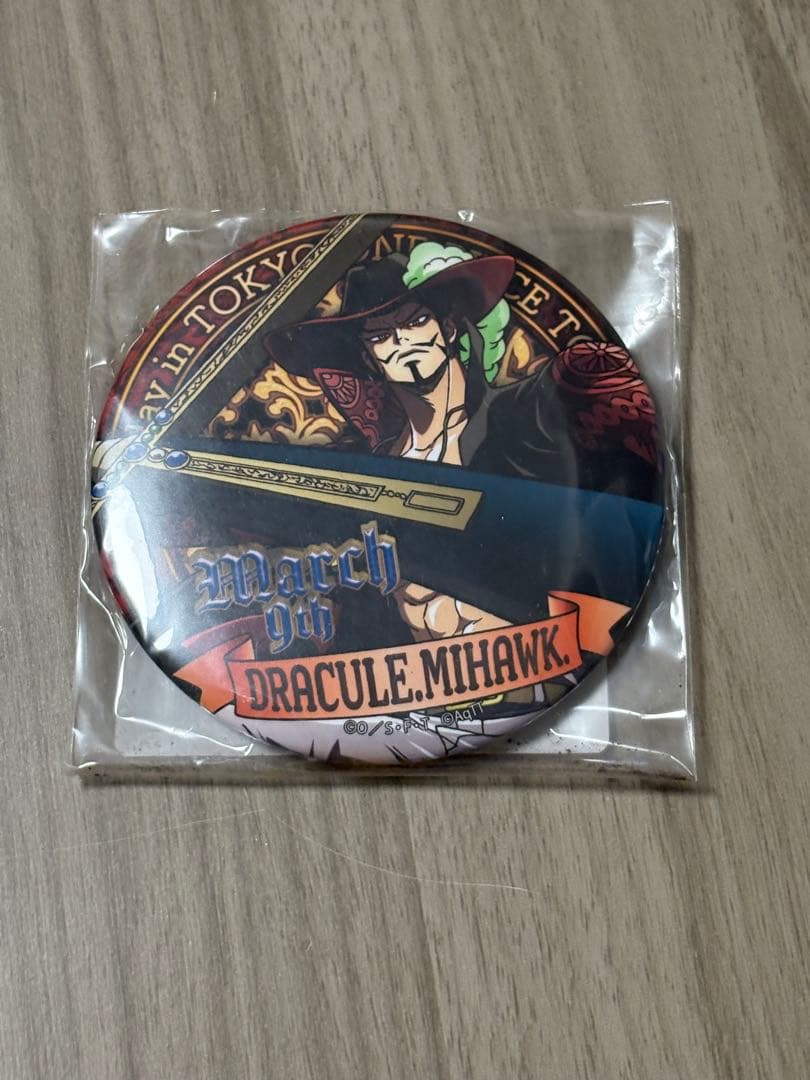 東京ワンピースタワー限定 バースデー缶バッジ ミホーク②(ラスト1) ONE PIECE】バースデイ缶バッジ ジュラキュール・ミホーク: 雑貨｜東映