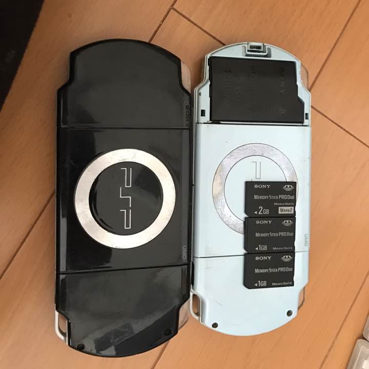 PSP本体２つとカセット（6個）・充電器・メモリー付き PSP本体2つとカセット（6個）・充電器・メモリー付き PSP本体2つと