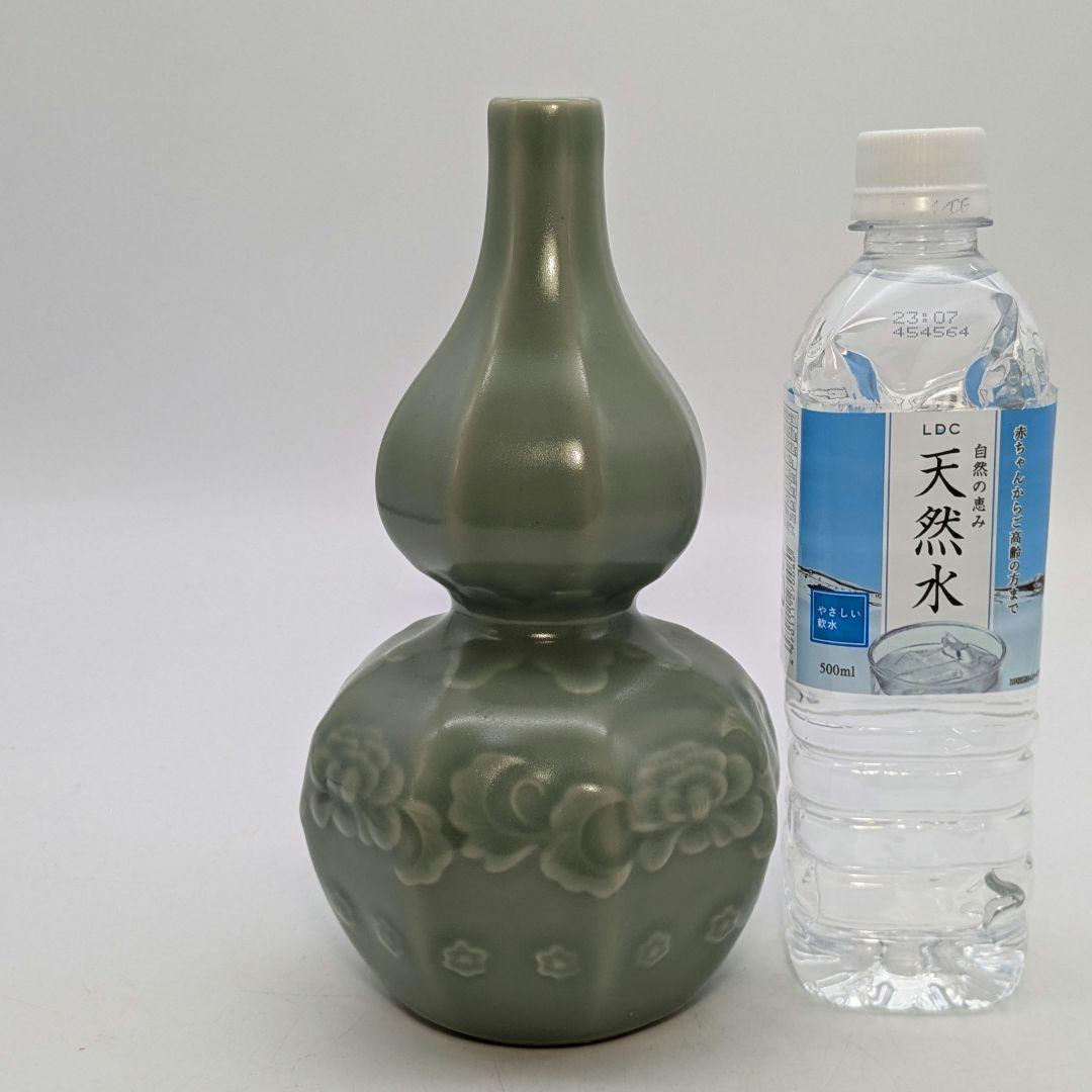 三田青磁 瓢箪徳利 三田狭山銘 酒器 とっくり 花入 花器 花瓶 陽刻牡丹