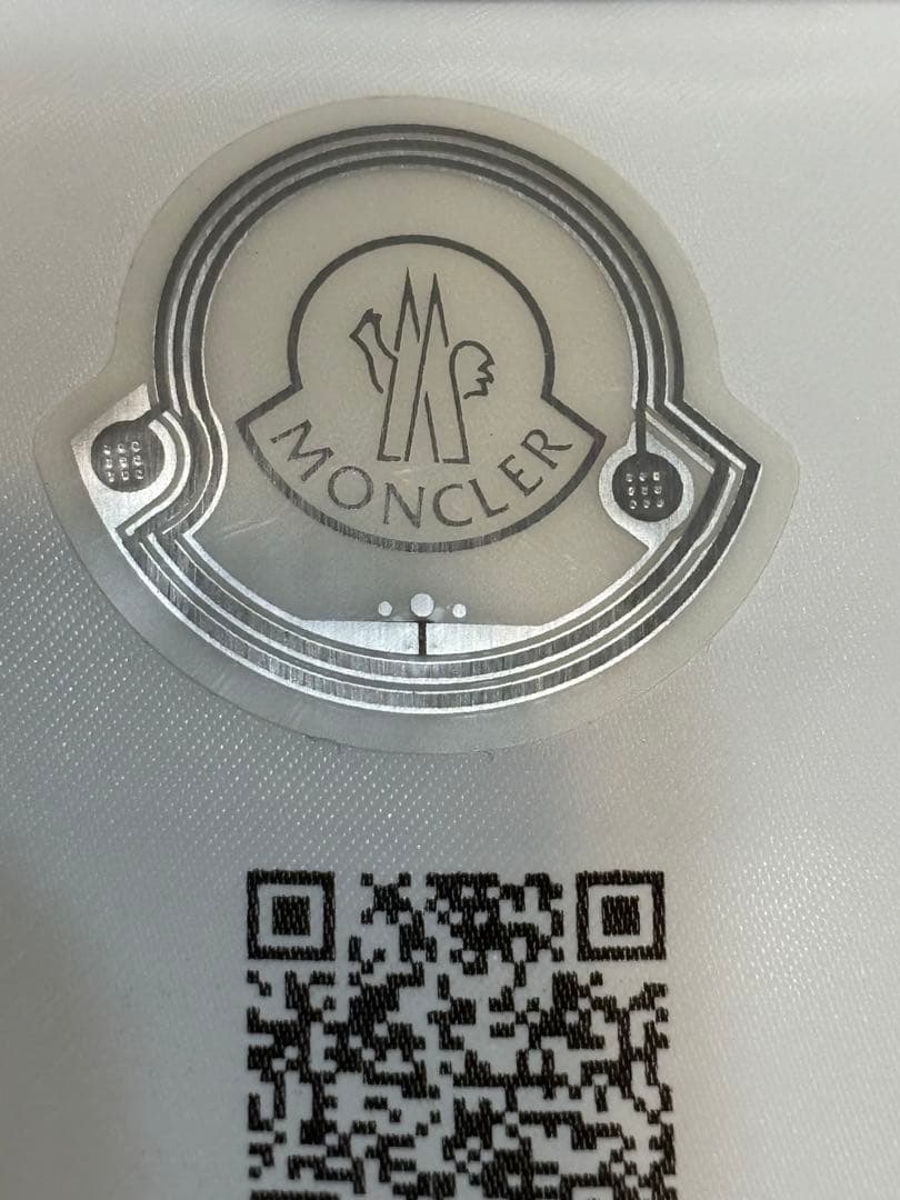 MONCLER フード付きオフホワイトスウェット 正面極小シミ有 sizeS〜M