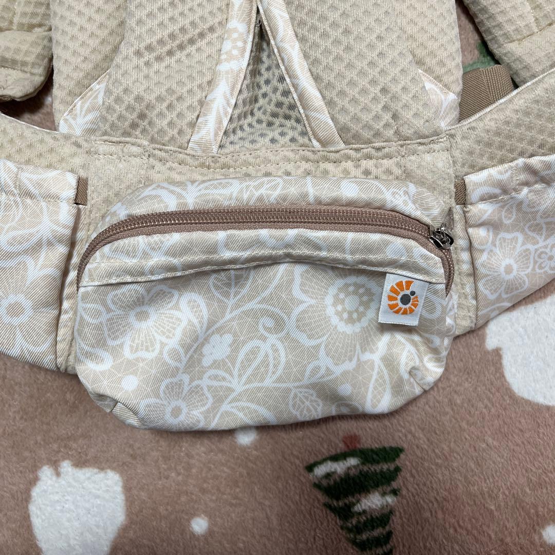 ergobaby 花柄抱っこ紐 ベージュ OMNIカードとよだれパッド付き - メルカリ