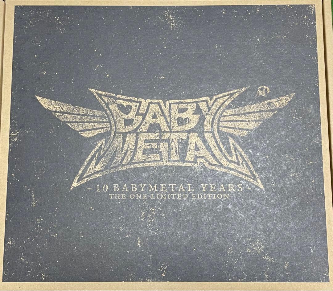 BABYL 10周年記念アルバム BABYMETAL、ベストアルバム『10 BABYMETAL YEARS』のジャケット写真