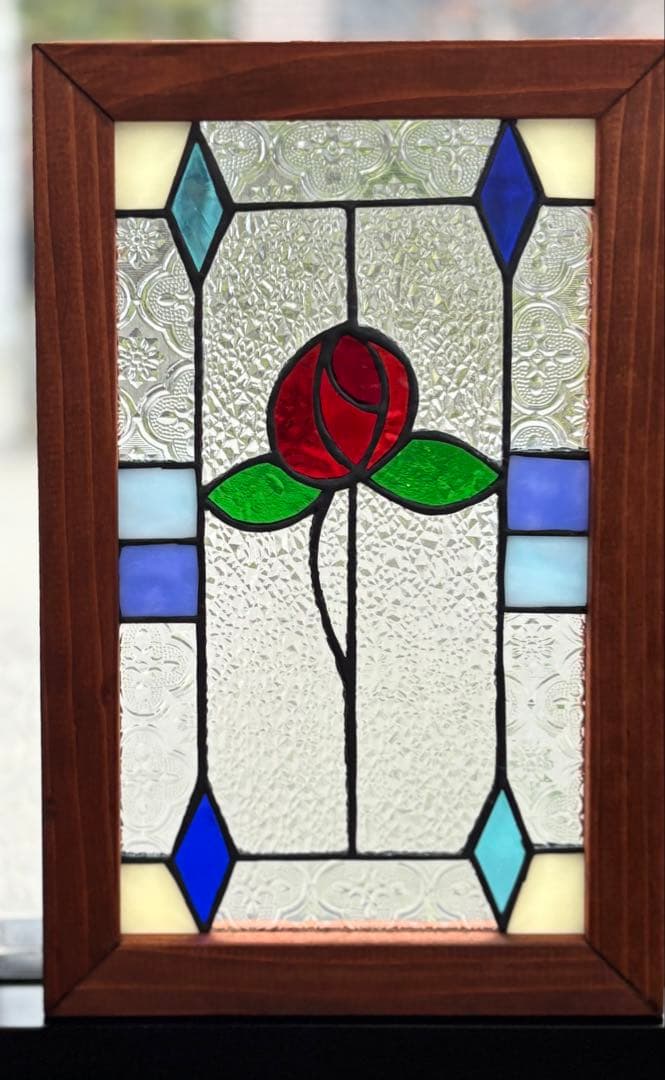 赤薔薇とブルーダイヤのステンドグラスパネル　木枠付き 生徒さんの作品。バラのステンドグラスパネル(木枠) | ステンドグラス