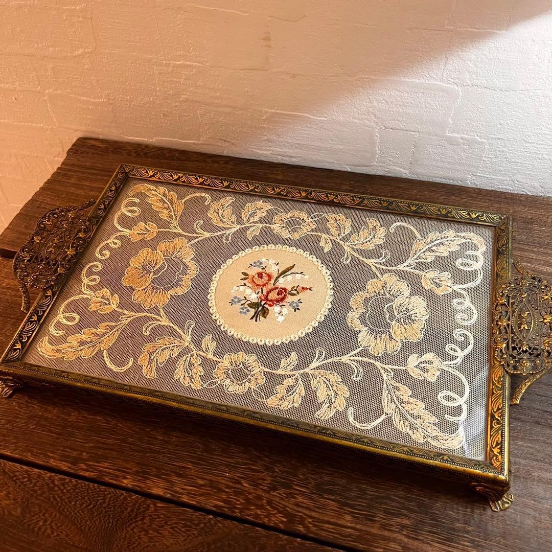 アンティーク　ドレッシングトレイ　刺繍トレイ　アクセサリートレイ　レース フランスから届いたアンティークのトレイ、プチポワンの刺繍が美しい