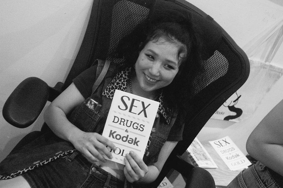 Sandy Kim - SEX DRUGS & Kodak GOLD サイン入り