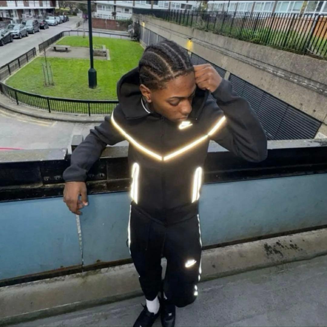 り*ー様 NIKE 反射テックフリース セットアップ (Tee Shyne着用 - メルカリ