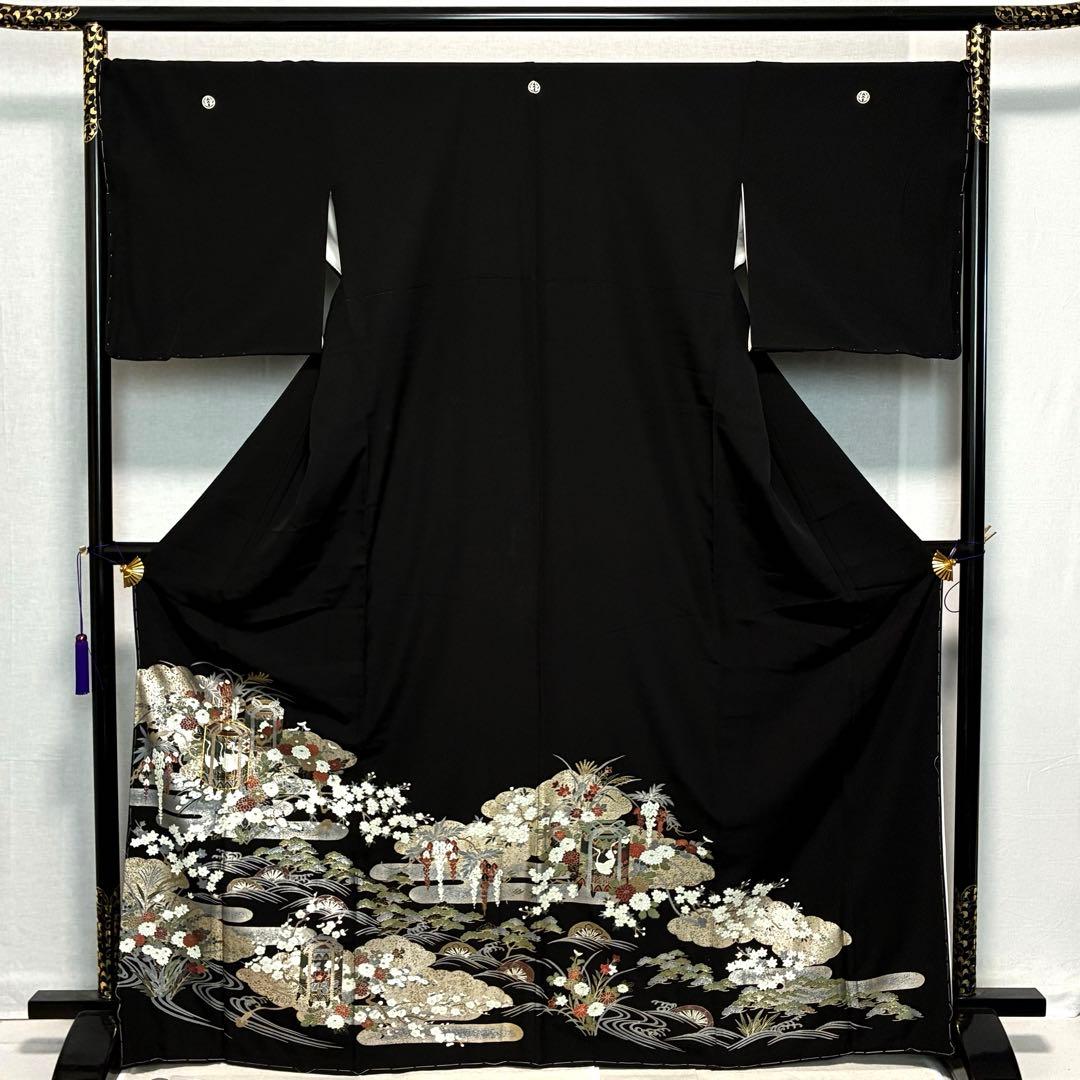 D126 黒留袖 金駒刺繍 鶴 花模様 正絹 着物 袷 しつけ糸付き未使用極美品 D126 黒留袖 金駒刺繍 鶴 花模様 正絹 着物 袷 しつけ糸付き未使用極美