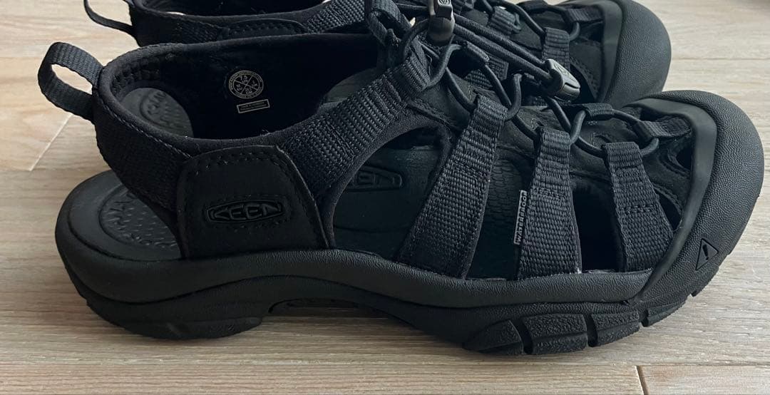 KEEN ウィメンズ ニューポート エイチツー サンダル ブラック 24.5cm