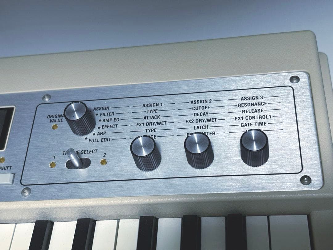 ③KORG microKORG XL シンセサイザー200台限定色ベージュ
