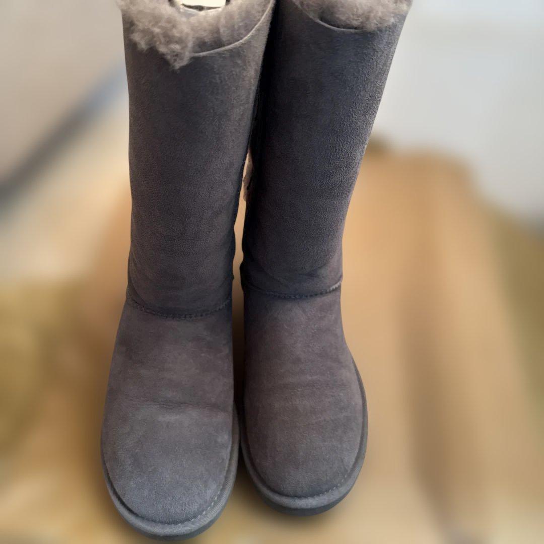 UGG グレー リボン付きムートンブーツ - メルカリ