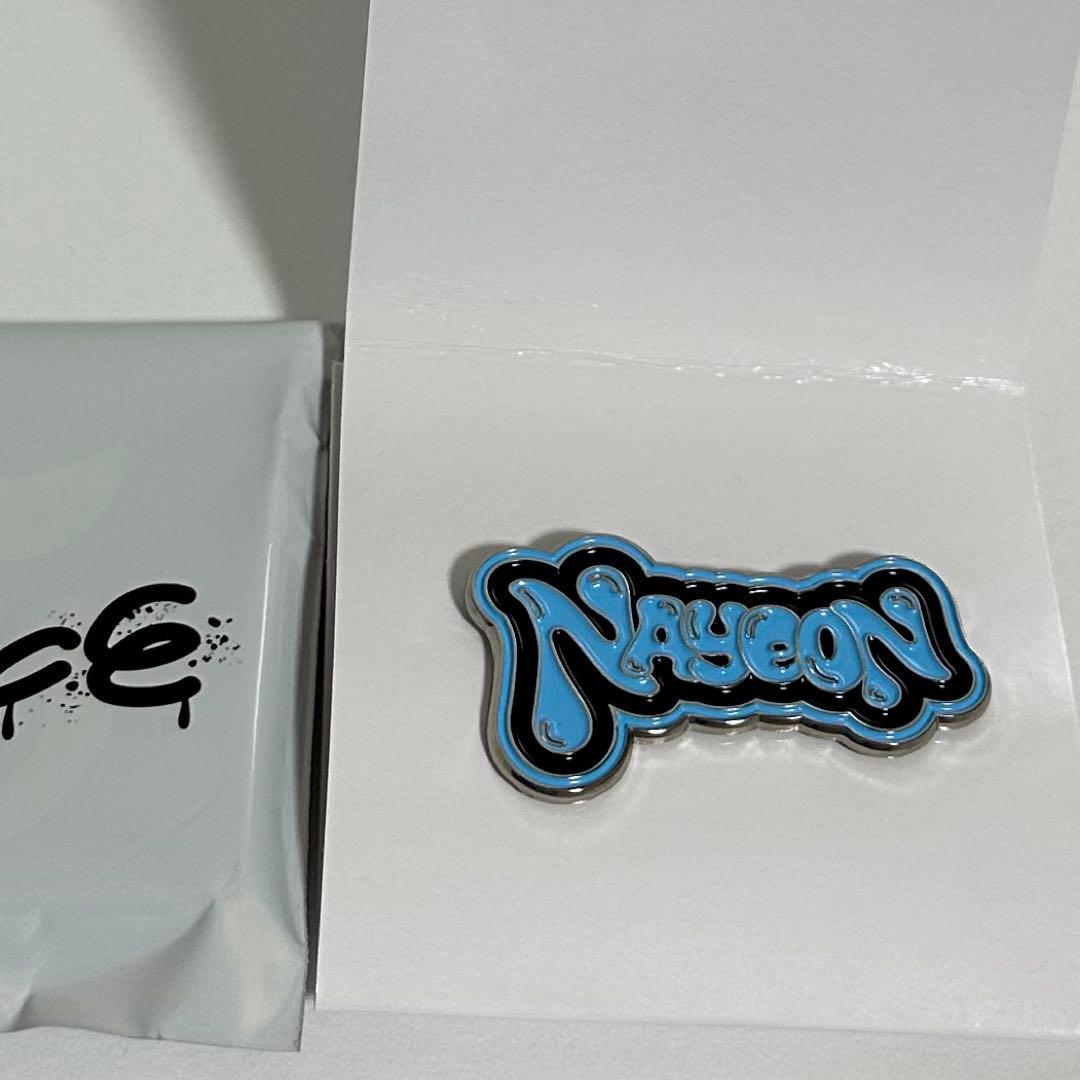 TWICE ナヨン ランダムピンバッジ - メルカリ