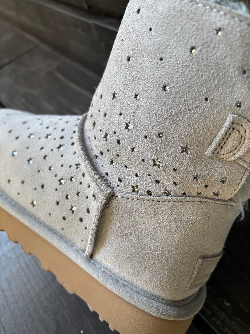 程度良好UGG グレー 星型デザインムートンブーツ - メルカリ