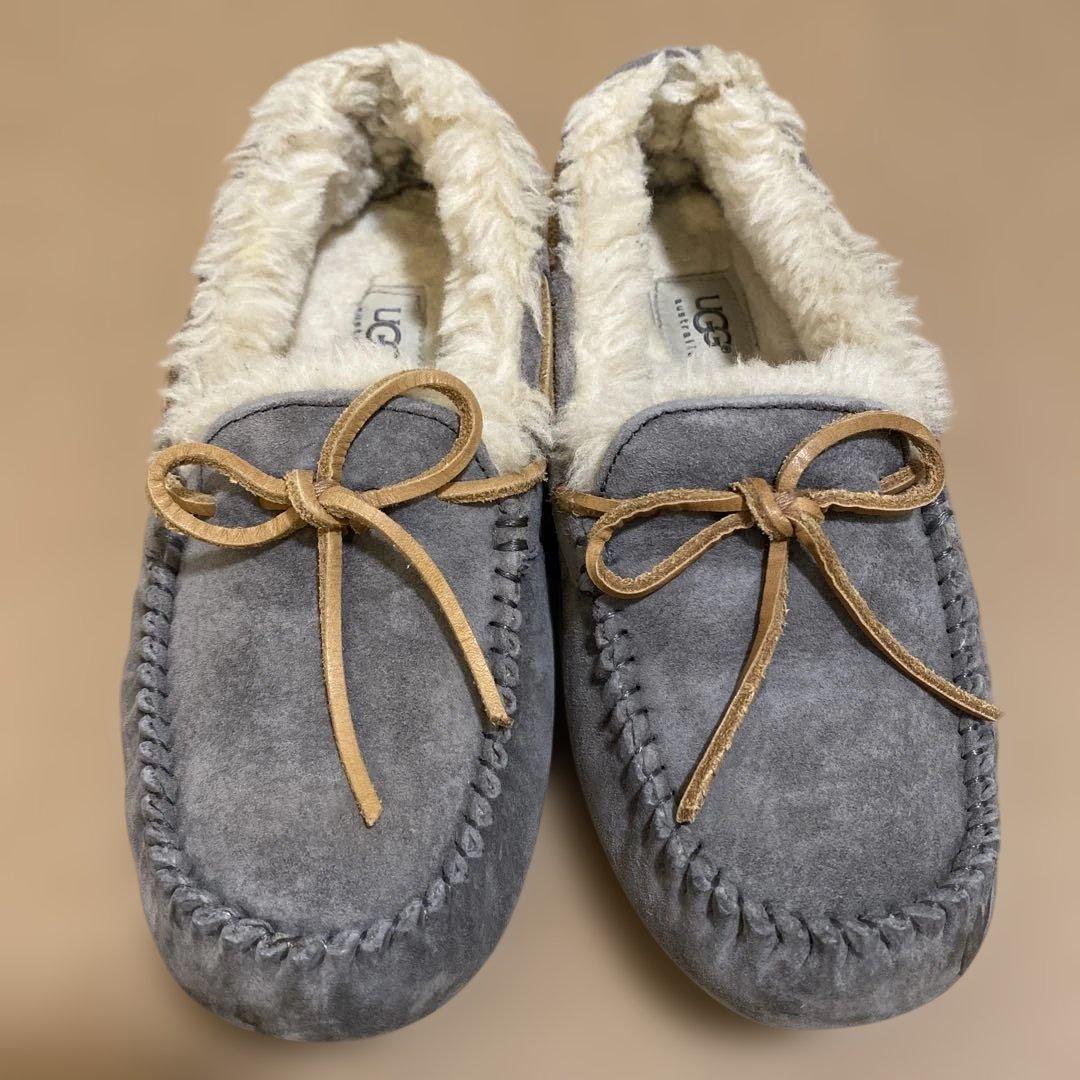 週末セール〜2/23まで】 UGG グレー リボン付きモカシン 24cm - メルカリ