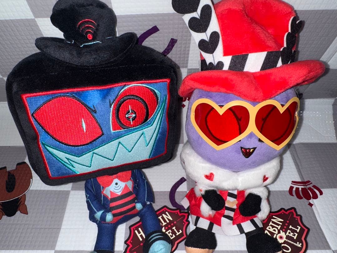 圧縮なし！ ハズビン•ホテルへようこそ おすわりぬいぐるみ③ 2体セット ハズビン・ホテルへようこそ おすわりぬいぐるみ① | 商品紹介 | 株式