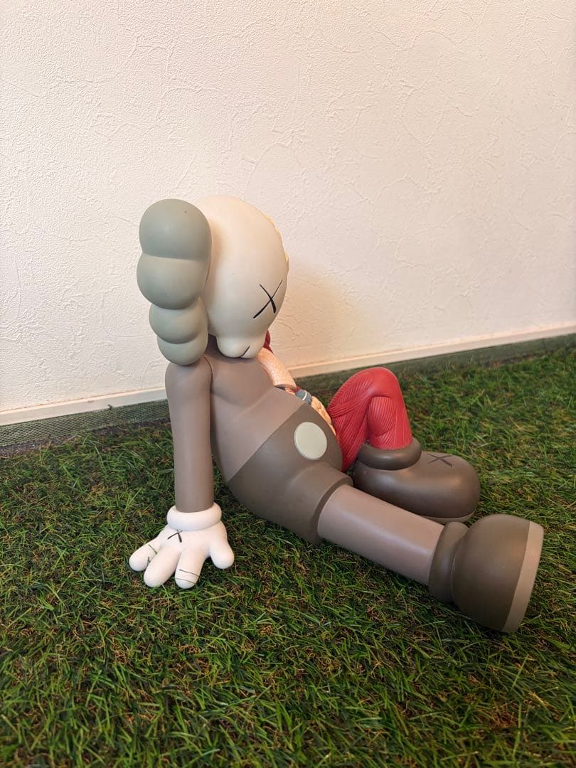 KAWS Resting Place Brownフィギュア 人体解剖 正規品 - メルカリ