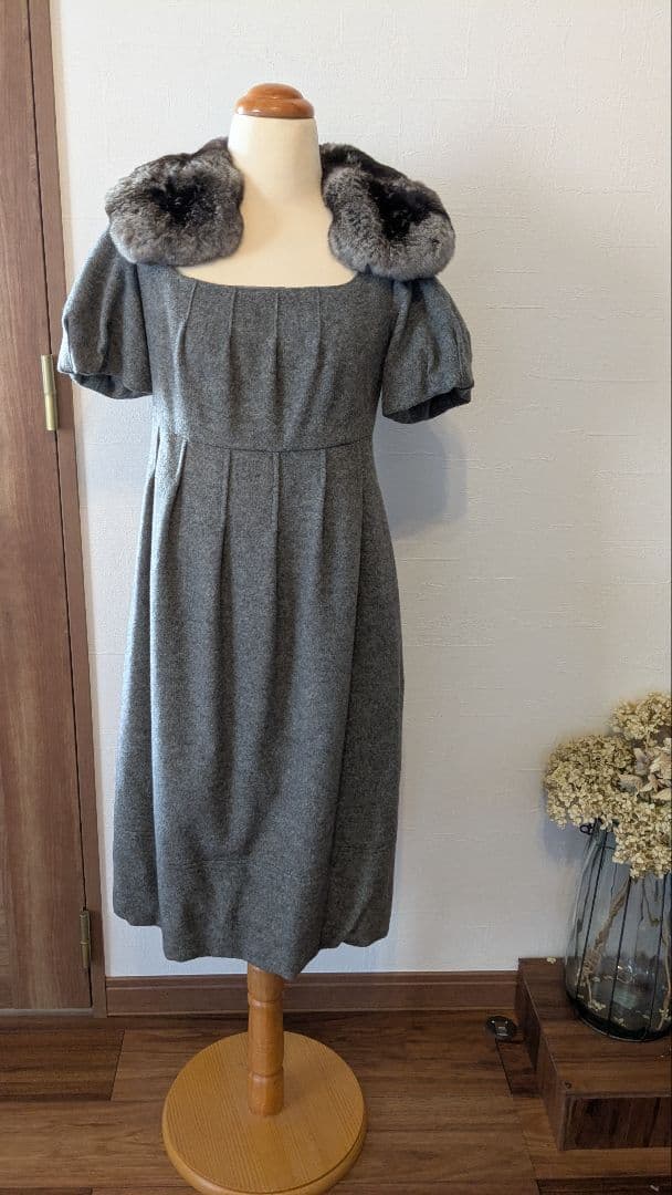 Foxy ＊チンチラ襟　バルーンワンピース　グレー＊size38 美品 衿つきプリーツカットミニワンピース(ミニワンピース)｜ワンピース