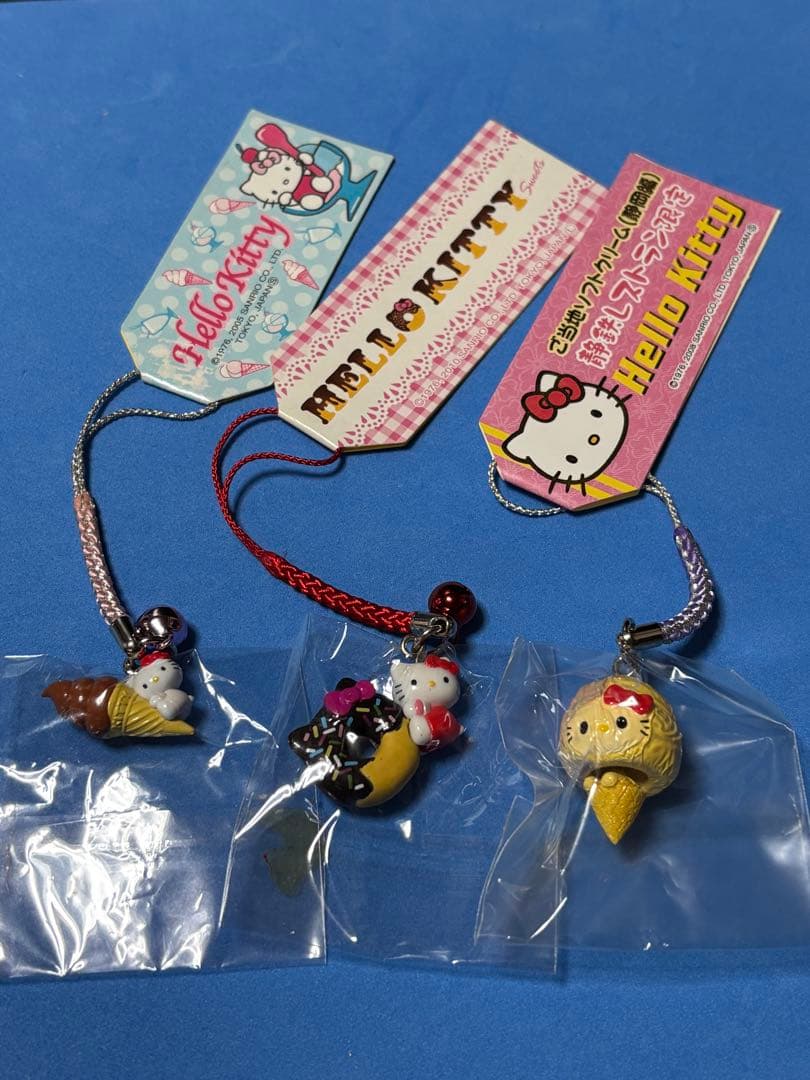 ご当地キティ　ソフトクリーム　ドーナツ　根付け　3点セット ご当地キティ ソフトクリーム ドーナツ 根付け 3点セット - メルカリ