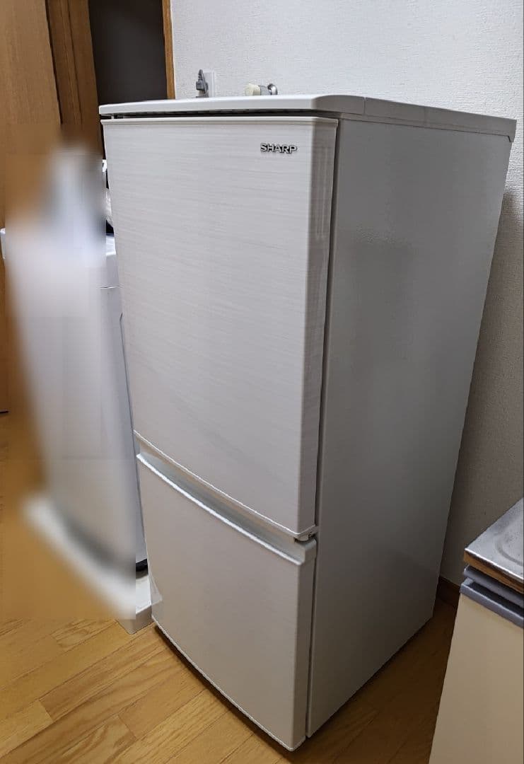 SHARP どっちもドア SJ-D14F-W 冷蔵庫 137L Amazon.co.jp: シャープ SHARP 冷蔵庫(幅48.0cm) 137L つけかえどっち