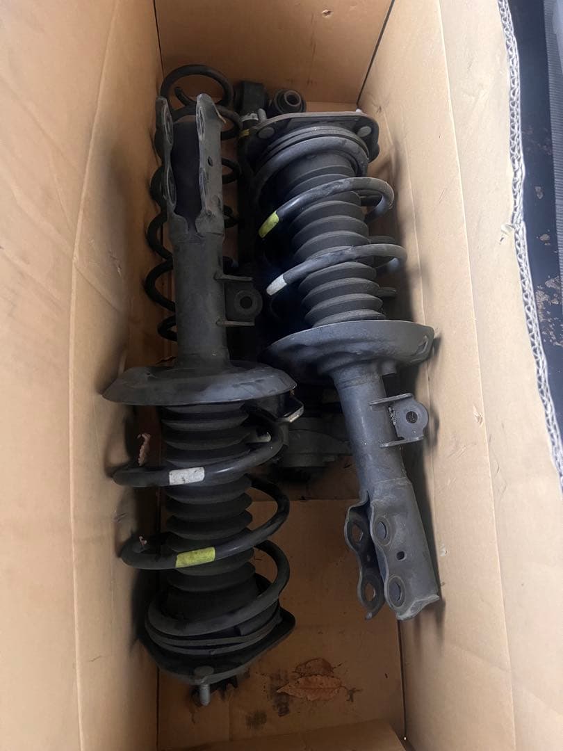 カピzvw50 50プリウス 前期純正サスペンション　中古 ZVW50 50系 プリウス 純正 ショック&サスペンション アブソーバー 1台