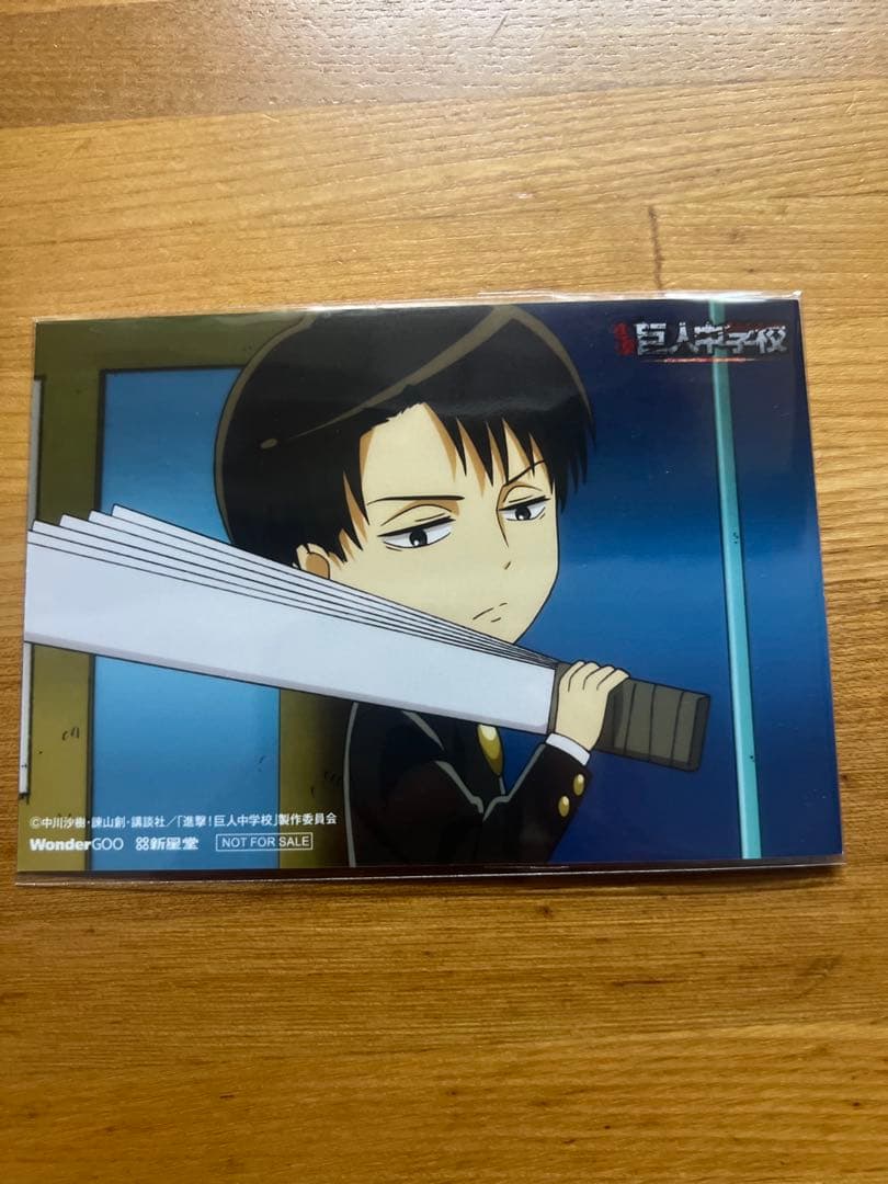 進撃！巨人中学校　ブロマイド　リヴァイ MUSIC | TVアニメ「進撃！巨人中学校」公式サイト