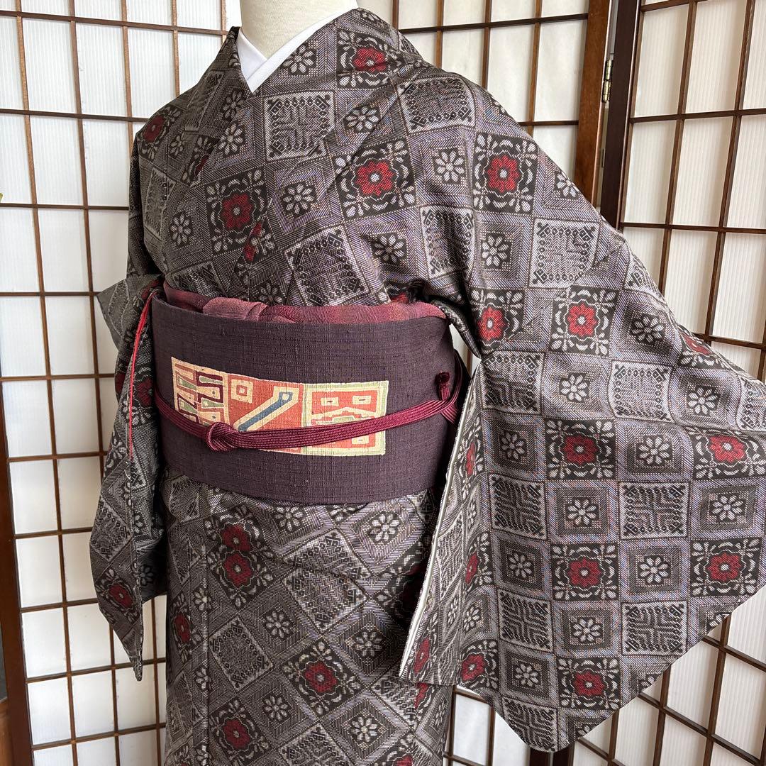 本場大島紬　龍郷　奄美大島紬泥染　赤玉　証紙付き 本場奄美大島紬 手織り扇子（泥染め龍郷柄 青) 鹿児島県 奄美群島 奄美