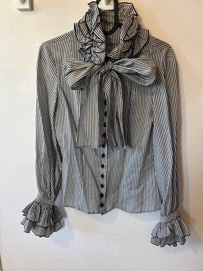 Na+H リボンタイ付きフリルブラウス Na+H リボンタイ付きフリルブラウス