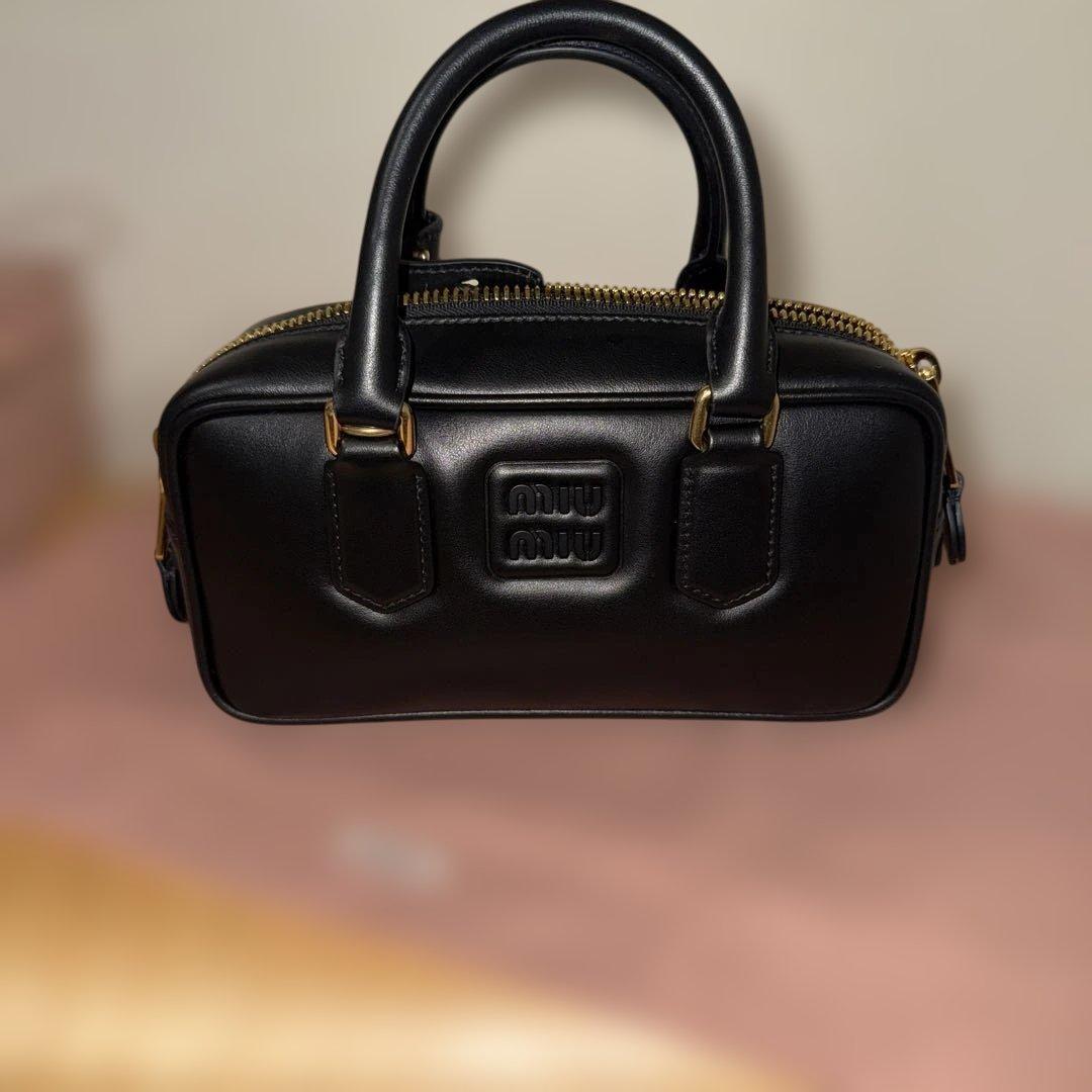 miu miu アルカディ レギュラー ショルダーバッグ 再入荷☆合わせやすい☆Miu Miu☆アルカディ レザー バッグ (MiuMiu