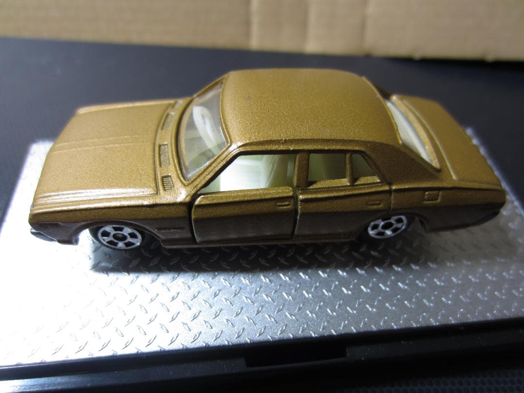 香港tomica】／230型日産セドリック4ドアセダンゴールドメタ／黒箱