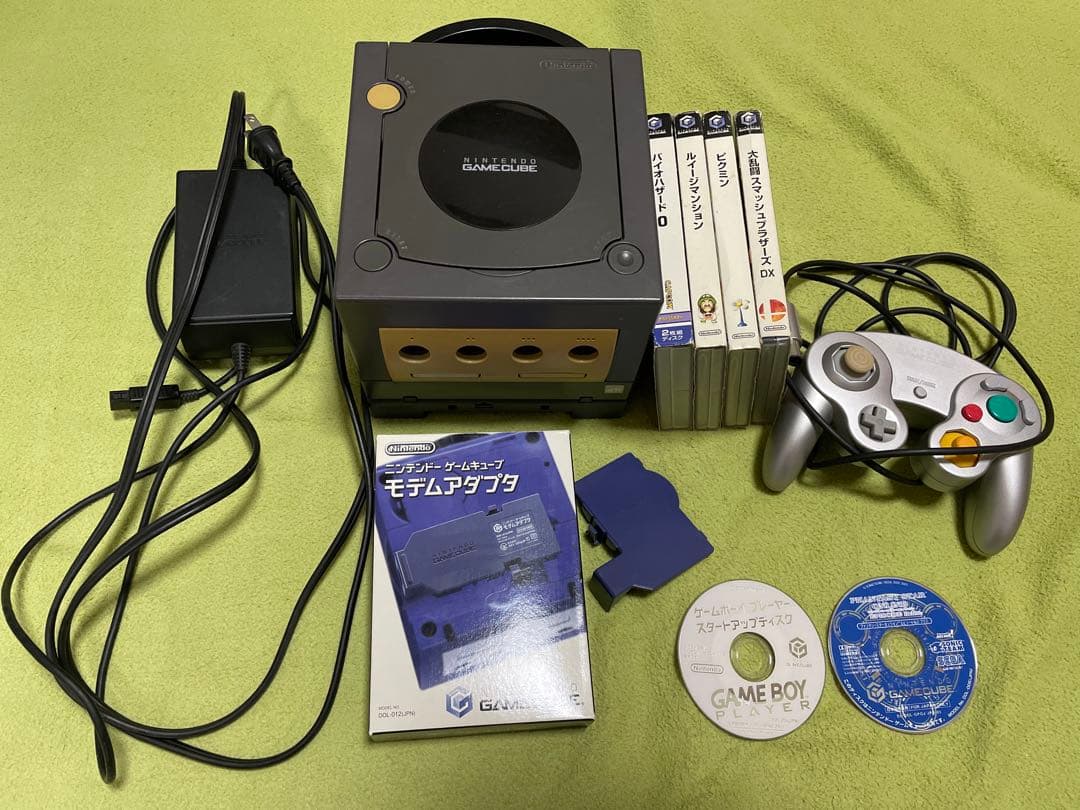 GAMECUBE本体、ソフト6本、ゲームボーイプレイヤー、コントローラ4セット