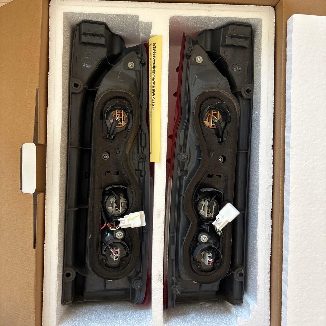 純正テールランプ ハイエース 200系 ワイド スーパーGL ダークプライム