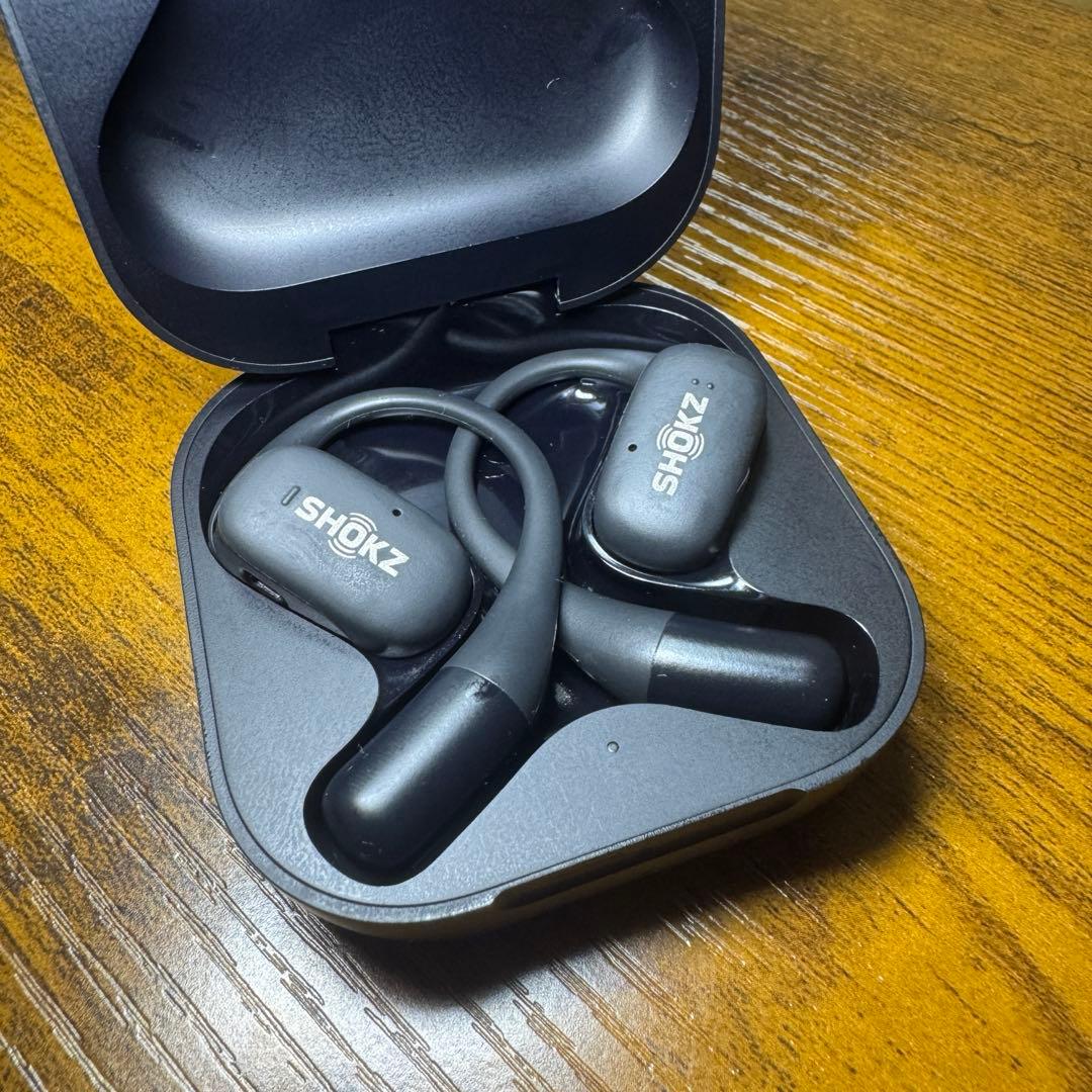 SHOKZ ワイヤレスイヤホン ブラック 充電ケース付き　OpenFit OpenFit 2 オープンイヤーイヤホン - Shokz (ショックス) 日本