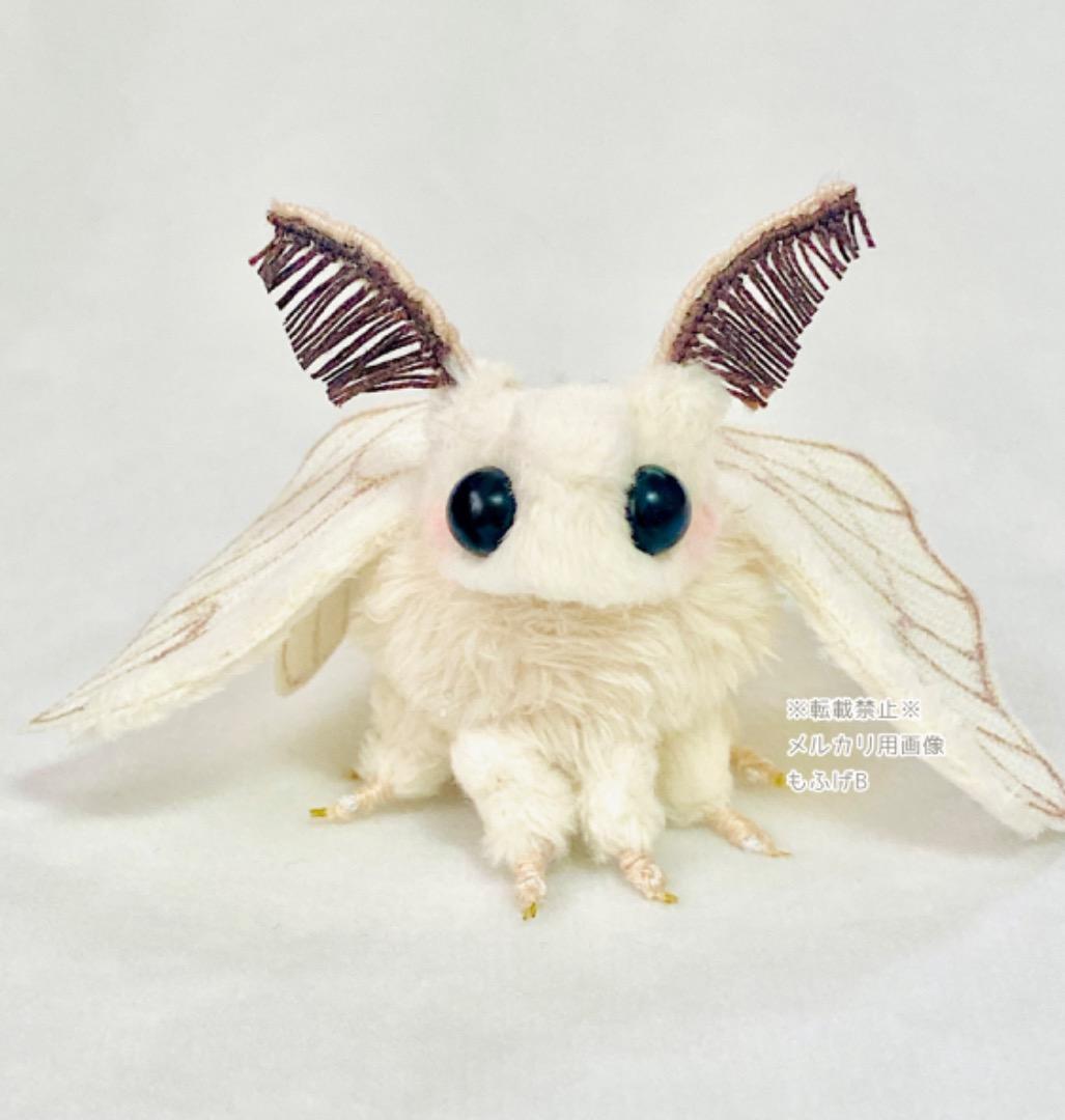 カイコガの小さなぬいぐるみ 寝そべりB - メルカリ