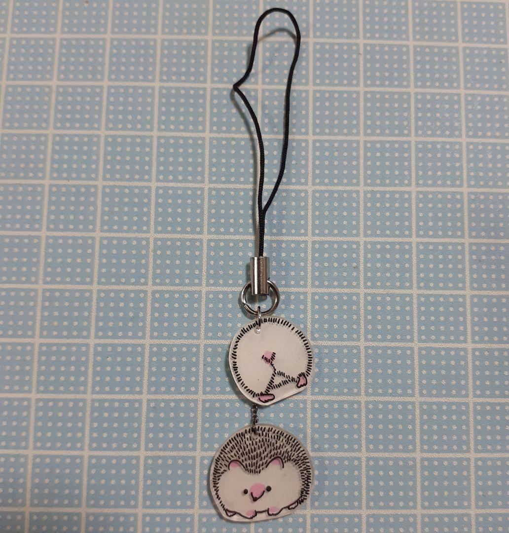 ハンドメイド　ハリネズミとお尻のストラップ　大きめ　カニカンに変更可能です。 バッグに変身！？「フリーストラップハンドル」 | Kanmi（カンミ）公式