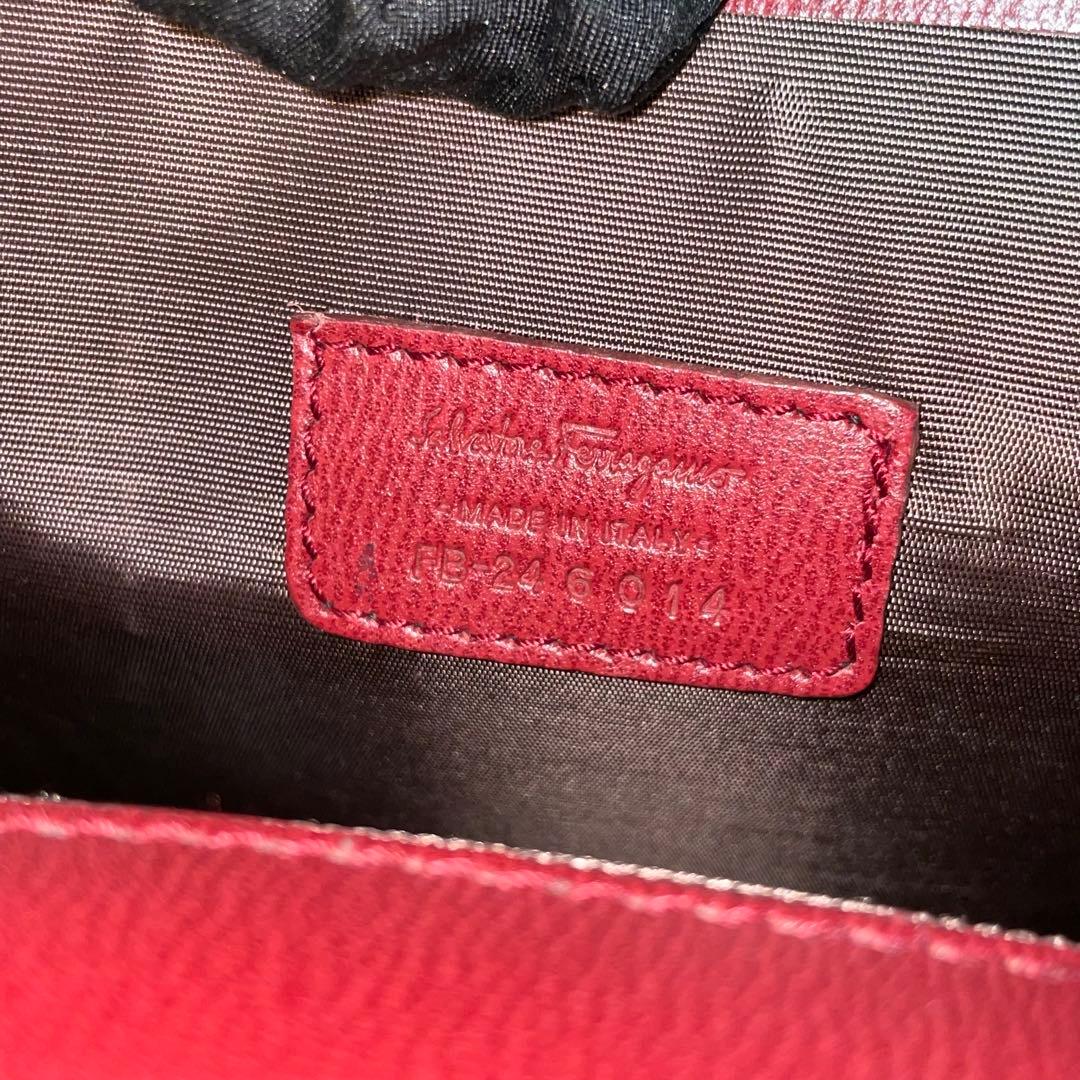 美品 フェラガモ カメラバッグ レッド シルバー金具 ロゴ刻印