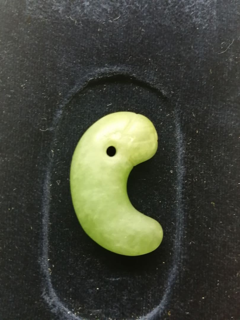 ☆古墳中期。『超琅玕翡翠勾玉』出土品。3.4cm。かなり希少な古代勾玉