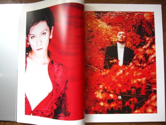 みつめあう2人 吉井和哉 直筆サイン入り写真付き - メルカリ