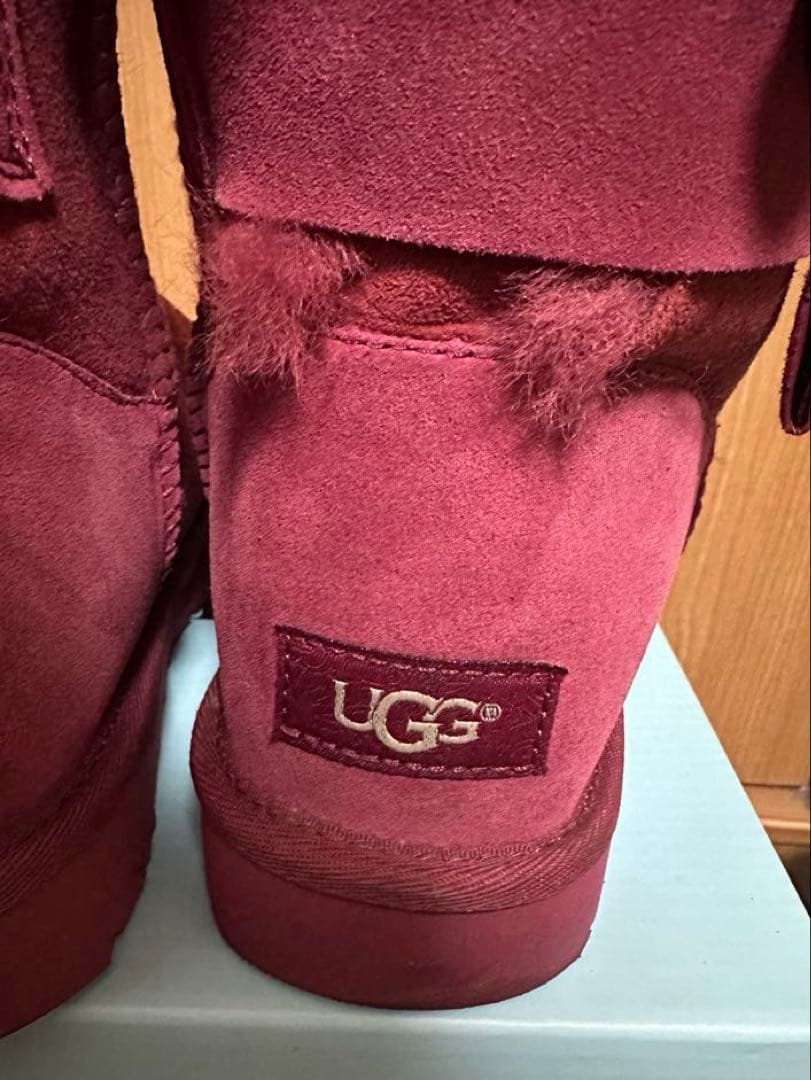 UGG バーガンディ ムートンブーツ リボン付き 美品 - メルカリ
