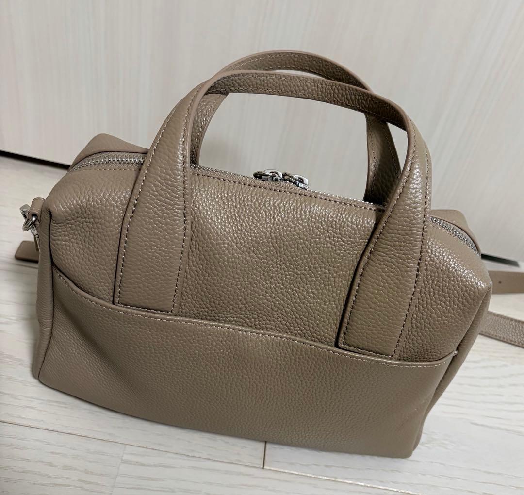 ぎゅー様専用】イアパピヨネ スタッズボストンバッグ トープ - メルカリ