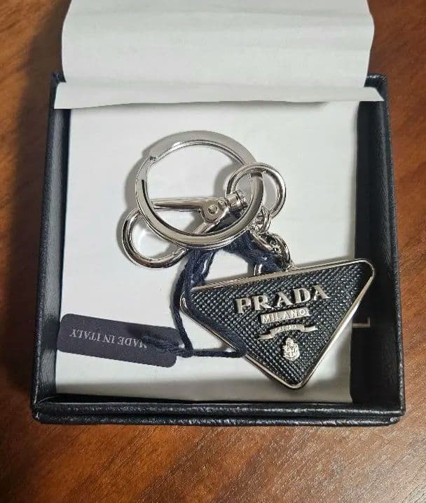 【限定値下げ】【新品未使用】PRADA サフィアーノ キーリング トライアングル 楽天市場】プラダ PRADA キーホルダー トライアングル キーリング