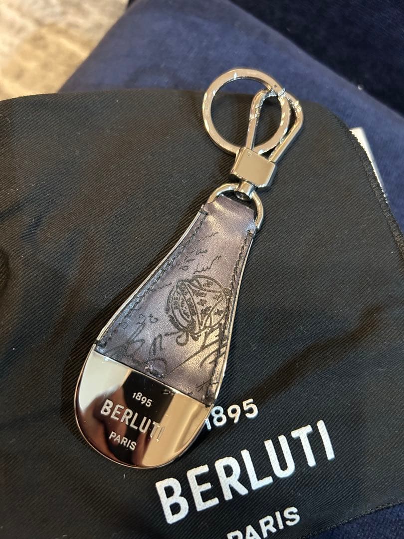 BERLUTI キーホルダー シルバー/グレー 箱付き コイン ＆ キー ホルダー 紳士用 | ベルルッティ JP