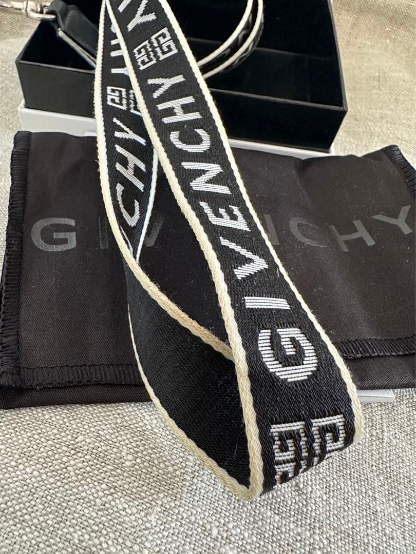GIVENCHY ネックストラップ - メルカリ